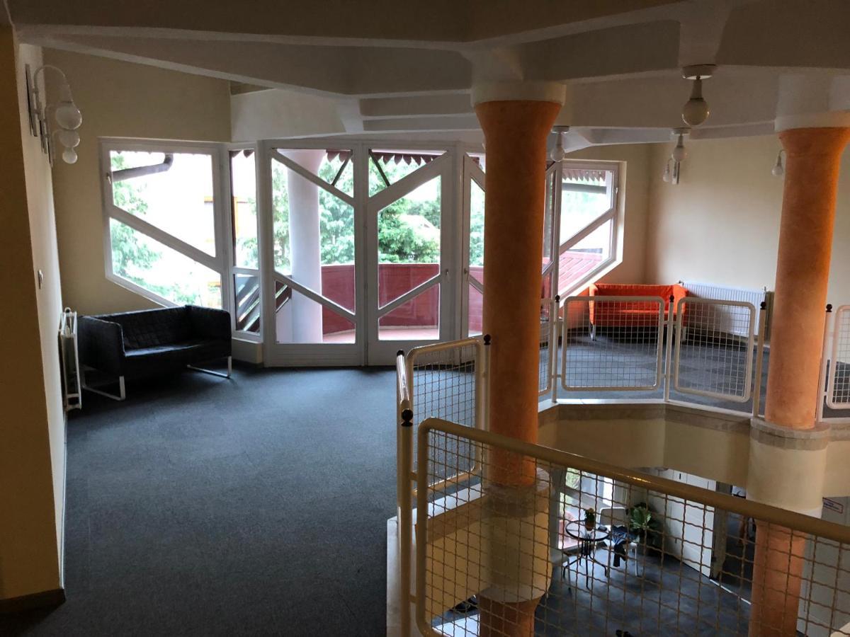 Grantek Ueduelohaz Hotel Balatonlelle Luaran gambar