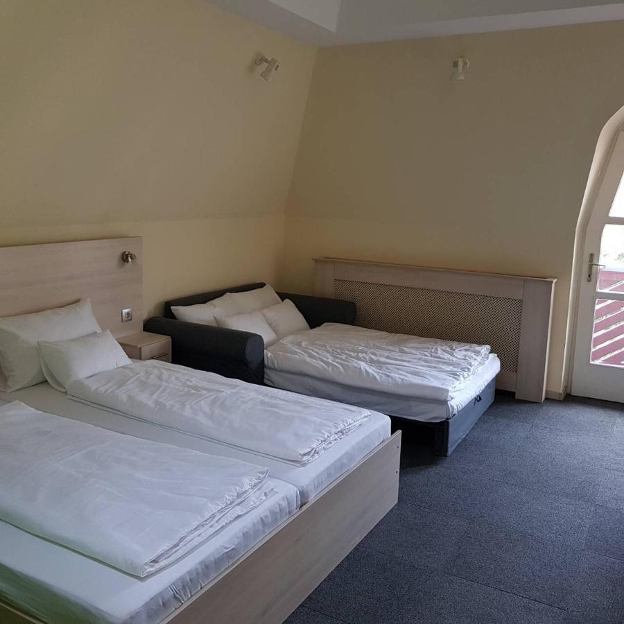Grantek Ueduelohaz Hotel Balatonlelle Luaran gambar