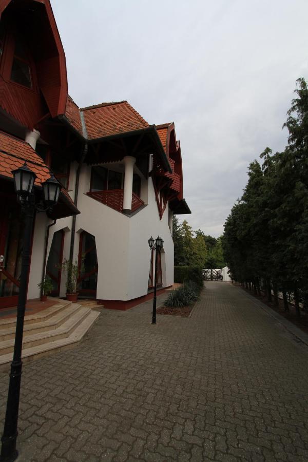 Grantek Ueduelohaz Hotel Balatonlelle Luaran gambar