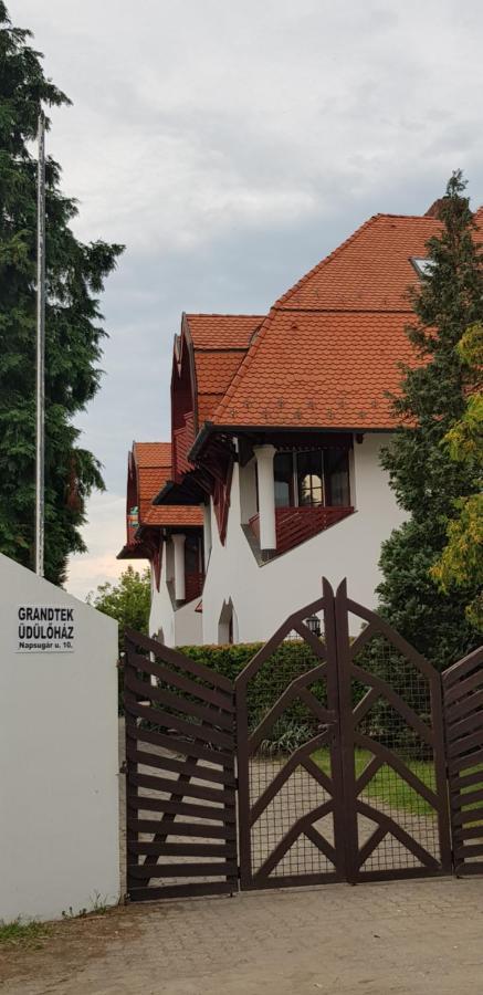 Grantek Ueduelohaz Hotel Balatonlelle Luaran gambar