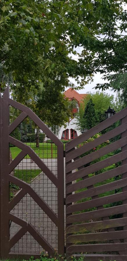 Grantek Ueduelohaz Hotel Balatonlelle Luaran gambar