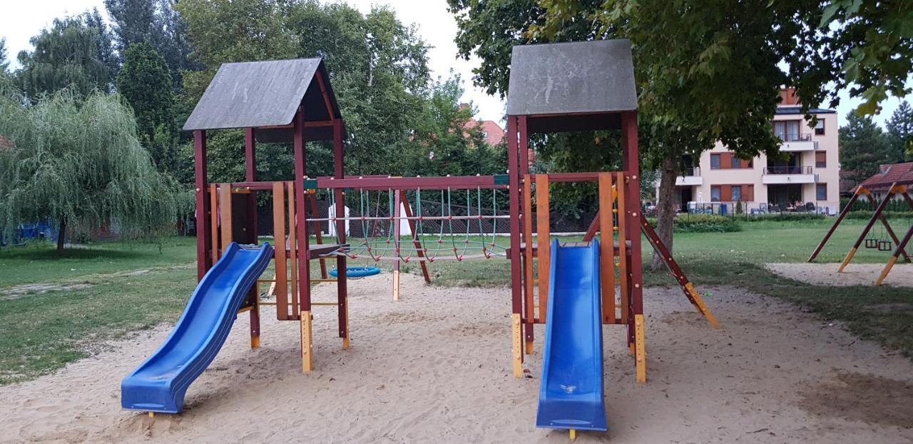 Grantek Ueduelohaz Hotel Balatonlelle Luaran gambar