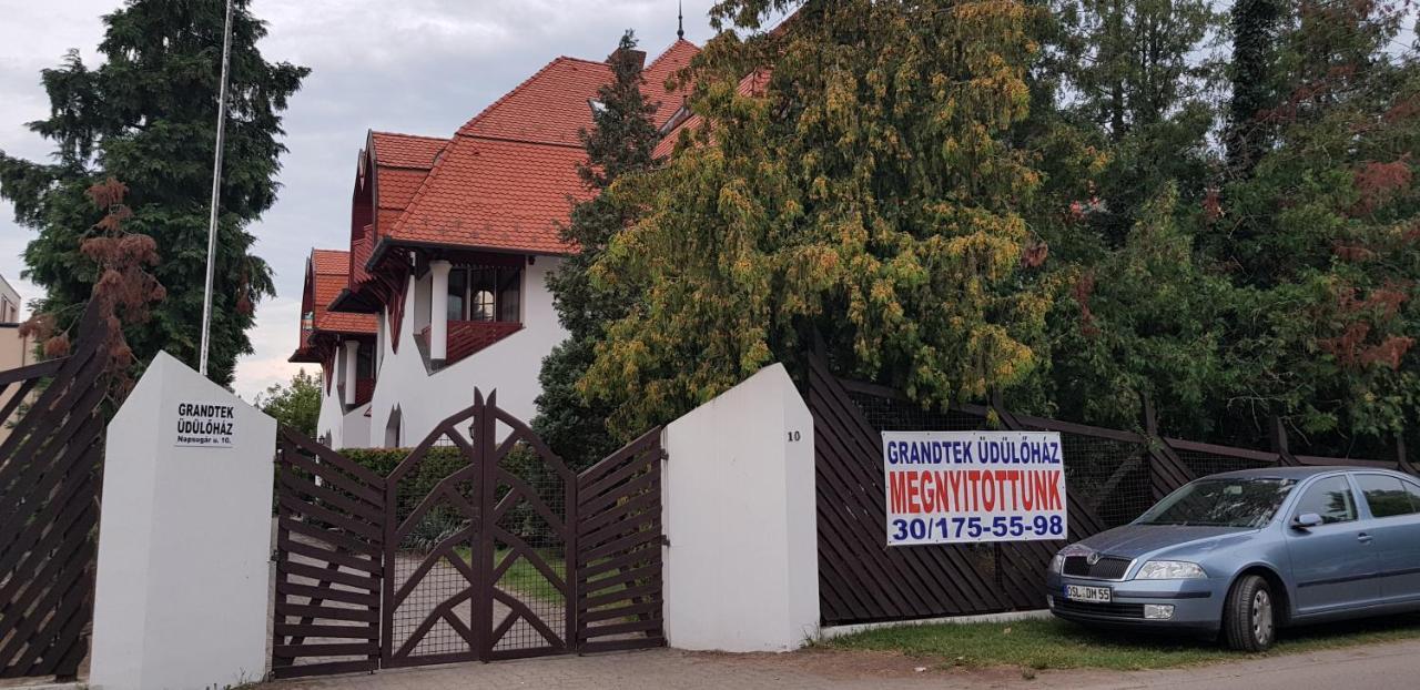 Grantek Ueduelohaz Hotel Balatonlelle Luaran gambar