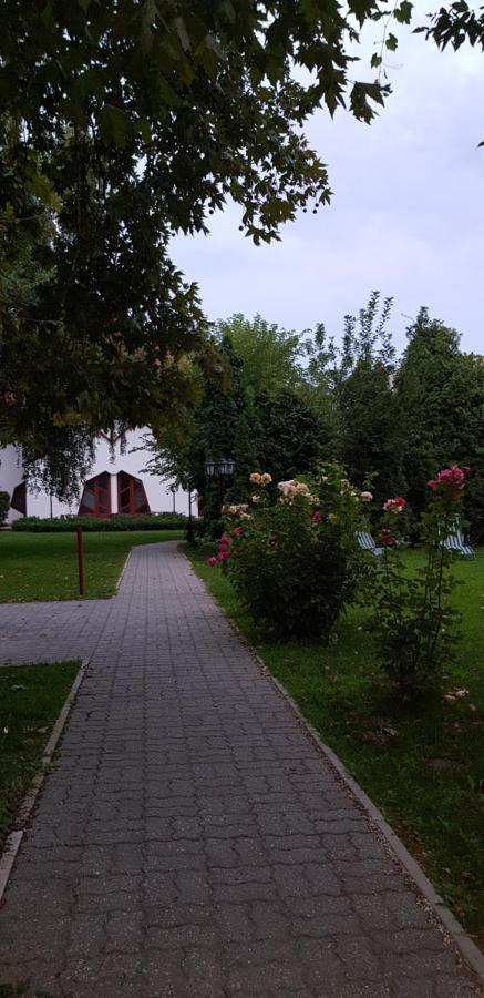 Grantek Ueduelohaz Hotel Balatonlelle Luaran gambar